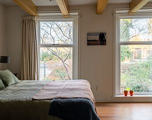 Slaapkamer in Vakantiehuis in Nigtevecht, Utrecht met grote ramen en natuurlijk licht.
