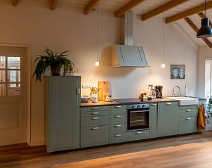 Ruime keuken in Vakantiehuis in Nigtevecht, Utrecht met veel natuurlijk licht.