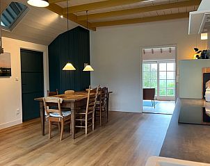 Ingang naar eetkamer in Vakantiehuis in Nigtevecht, Utrecht met traditionele deuren.