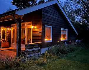 Sfeervolle avondverlichting bij Vakantiehuis in Nigtevecht, Utrecht noord, met gezellige binnenruimte.