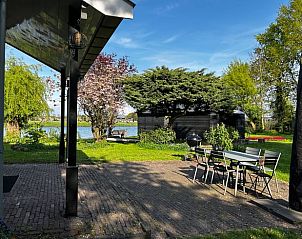 Ruim terras bij Vakantiehuis in Nigtevecht, Utrecht noord, met zicht op de omliggende natuur.