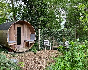 Unieke barrelsauna in de tuin van Vakantiehuis in Nigtevecht, Utrecht noord, omgeven door groen.