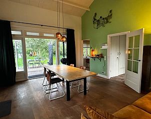 Eetruimte in Vakantiehuis in Nigtevecht, Utrecht noord, met uitzicht op de tuin en veel natuurlijk licht.