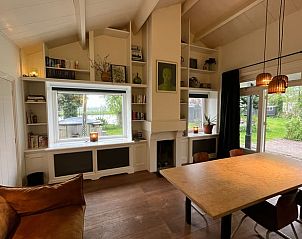 Gezellige eetkamer in Vakantiehuis in Nigtevecht, Utrecht noord, met open zicht op de tuin.
