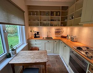 Moderne keuken in Vakantiehuis in Nigtevecht, Utrecht noord, met houten aanrecht en veel licht.