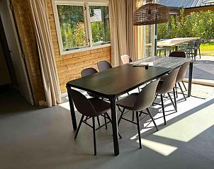 Eettafel in Oak Valley 15 vakantiehuis, Soesterberg, Utrecht noord, met uitzicht op de tuin.