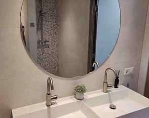 Badkamer met dubbele wastafel in Oak Valley 15 vakantiehuis, Soesterberg, Utrecht noord.