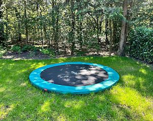 Trampoline in de tuin van Oak Valley 15 vakantiehuis, Soesterberg, Utrecht noord.