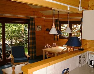 Gezellige eetkamer in Bungalowpark bungalow in Lage Vuursche met uitzicht op tuin Utrecht