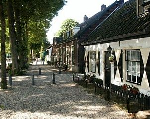 Pittoreske straat in Lage Vuursche nabij Bungalowpark met historische huizen Utrecht