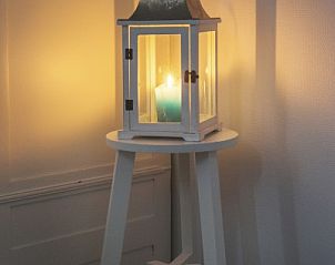 Sfeervolle lantaarn met kaarslicht in Boerderij De Boterbloem, Amerongen, Utrechtse Heuvelrug, voor een warme ambiance.