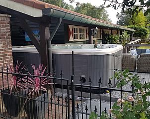 Geniet van de buitenjacuzzi bij Arendsnest, een luxe vakantiehuis in Renswoude, Utrechtse Heuvelrug, Utrecht.