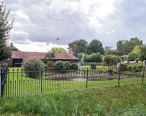 Rustige tuin met vijver bij Arendsnest, een vakantiehuis in Renswoude, Utrechtse Heuvelrug, Utrecht.