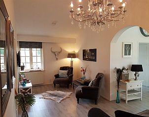 Elegante woonkamer van Arendsnest, een vakantiehuis in Renswoude, Utrechtse Heuvelrug, Utrecht.