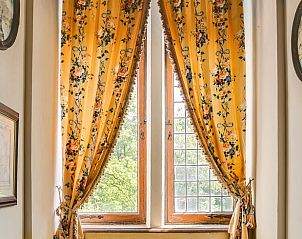 Gordijnen met bloemenpatroon in Vakantiehuisje in Driebergen-Rijsenburg, Utrechtse Heuvelrug, Utrecht.
