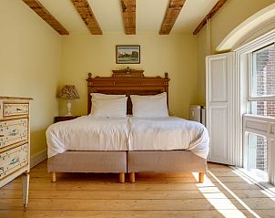 Lichte slaapkamer met houten vloer in Vakantiehuisje in Driebergen-Rijsenburg, Utrechtse Heuvelrug, Utrecht.