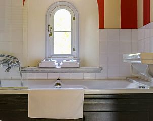 Klassieke badkamer met bad in Vakantiehuisje in Driebergen-Rijsenburg, Utrechtse Heuvelrug, Utrecht.