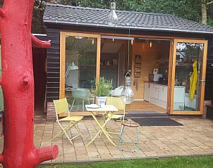 Veranda met zitplek bij Vakantiehuisje in Driebergen-Rijsenburg, Utrechtse Heuvelrug, Utrecht.