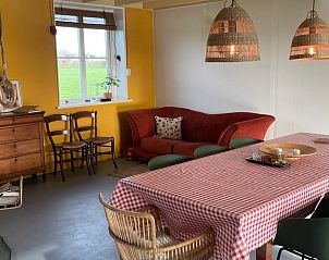 Knusse woonkamer met rood bankstel in Huisje in Nieuwersluis, vakantiehuis, Utrecht eo, Utrecht.