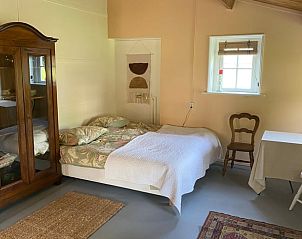 Slaapkamer met tweepersoonsbed in Huisje in Nieuwersluis, vakantiehuis, Utrecht eo, Utrecht.