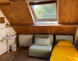 Zolderkamer met bed en dakraam in Huisje in Nieuwersluis, vakantiehuis, Utrecht eo, Utrecht.