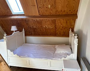 Romantische slaapkamer met hemelbed in Huisje in Nieuwersluis, vakantiehuis, Utrecht eo, Utrecht.