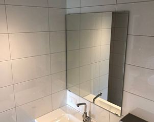 Stijlvolle badkamer met spiegel in Vakantiehuisje in IJsselstein, Utrecht.