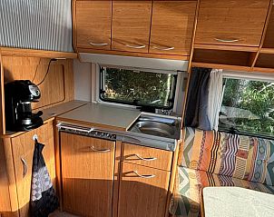 Gezellige keuken in Vakantiehuis in Tull en 't Waal, Utrecht, met moderne voorzieningen en uitzicht op de natuur.