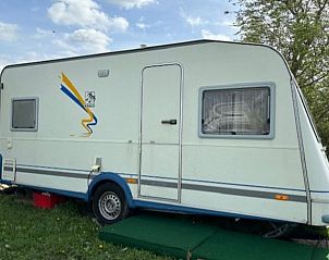 Vakantiehuis in Tull en 't Waal, Utrecht. Charmante caravan op groene locatie, ideaal voor een ontspannen verblijf in de natuur.