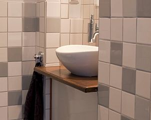 Stijlvolle wastafel in Vakantiehuis in Oudewater, Utrecht. Elegante badkamer in een bed and breakfast.