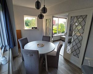 Eetkamer in Huisje in Westbroek, vakantiehuis in Utrecht met uitzicht op de tuin.