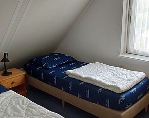 Slaapkamer met twee eenpersoonsbedden in Villa Zeerob, Scharendijke, perfect voor een ontspannen verblijf in Zeeland.