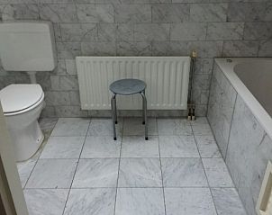 Stijlvolle badkamer met marmeren tegels in Villa Zeerob, Scharendijke, vakantiehuis in Zeeland.