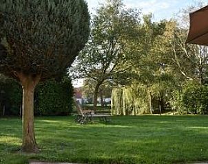Groene tuin bij Strand 21 vakantiehuis in Scharendijke, Zeeland.