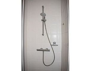 Douche in badkamer van Strand 21 vakantiehuis, Scharendijke, Zeeland.