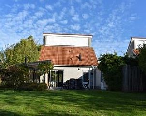 Ruime tuin van Strand19 vakantiewoning in Scharendijke, Schouwen-Duiveland, Zeeland.