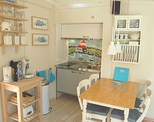 Knusse keuken in Villa Lente, Scharendijke, met kleurrijke mozaek en eetruimte in vakantiehuis Zeeland.