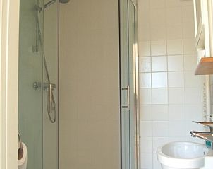 Moderne badkamer met douche in Villa Lente, Scharendijke, perfect voor een comfortabel verblijf in Zeeland.