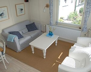 Gezellige woonkamer in Villa Lente, Scharendijke, met comfortabele zitruimte en veel licht in vakantiehuis Zeeland.