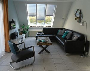 Gezellige woonkamer van Villa Village in Scharendijke, Schouwen-Duiveland, met comfortabele zithoek.