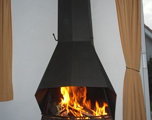 Knusse open haard in Villa Village, Scharendijke, ideaal voor ontspanning in deze vakantiewoning in Zeeland.