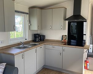 Moderne keuken in chalet op Camping de Duinhoeve, Burgh-Haamstede, voorzien van alle gemakken in Zeeland.