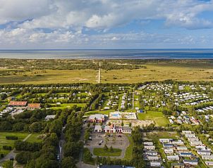Luchtfoto van Camping de Duinhoeve in Burgh-Haamstede met uitzicht op kust en natuur van Schouwen-Duiveland.