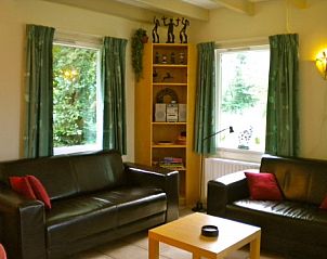 Gezellige woonkamer van De Voorpost vakantiehuis in Burgh-Haamstede, ideaal voor ontspanning.