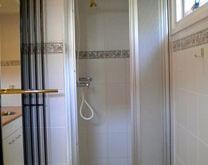 Stijlvolle badkamer met douche in De Voorpost vakantiehuis, Burgh-Haamstede, Zeeland.
