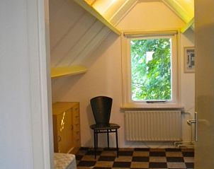 Slaapkamer met uniek design in De Voorpost vakantiehuis, Burgh-Haamstede, Zeeland.