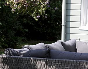 Stijlvolle buitenruimte bij vakantiehuis Pluto in Burgh-Haamstede, ideaal voor ontspanning in de natuur van Zeeland.