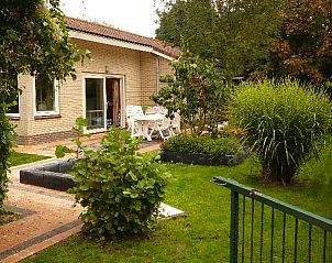 VakantiewoningZeeland in Burgh-Haamstede, Schouwen-Duiveland, omgeven door weelderige tuinen en biedt een serene ontsnapping in Zeeland.