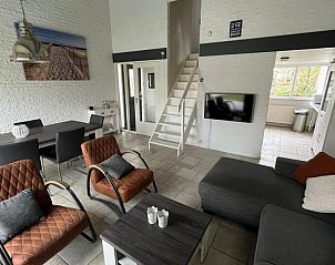 Stijlvolle woonkamer van Schouwse Stee 14 in Westenschouwen, Schouwen-Duiveland, met comfortabele meubels en lichte inrichting.