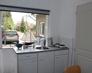 Keuken met uitzicht bij Zeeland aan Zee vakantiehuis in Burgh-Haamstede, Schouwen-Duiveland, Zeeland.